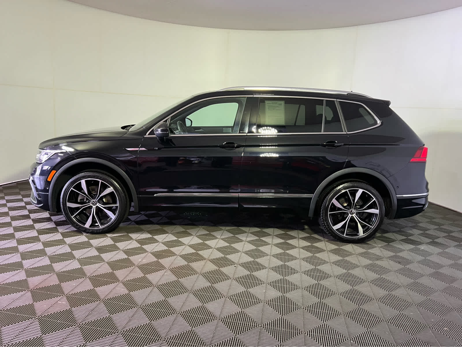 2024 Volkswagen Tiguan SEL R-Line