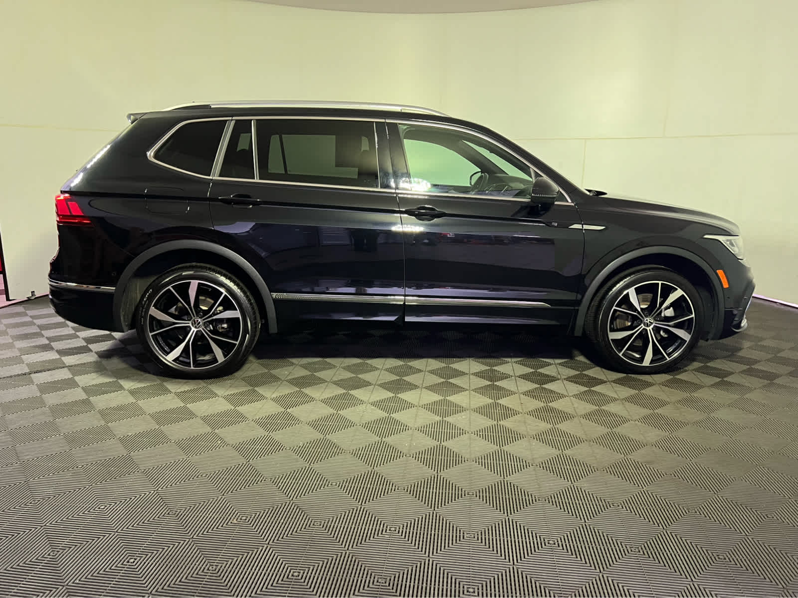 2024 Volkswagen Tiguan SEL R-Line